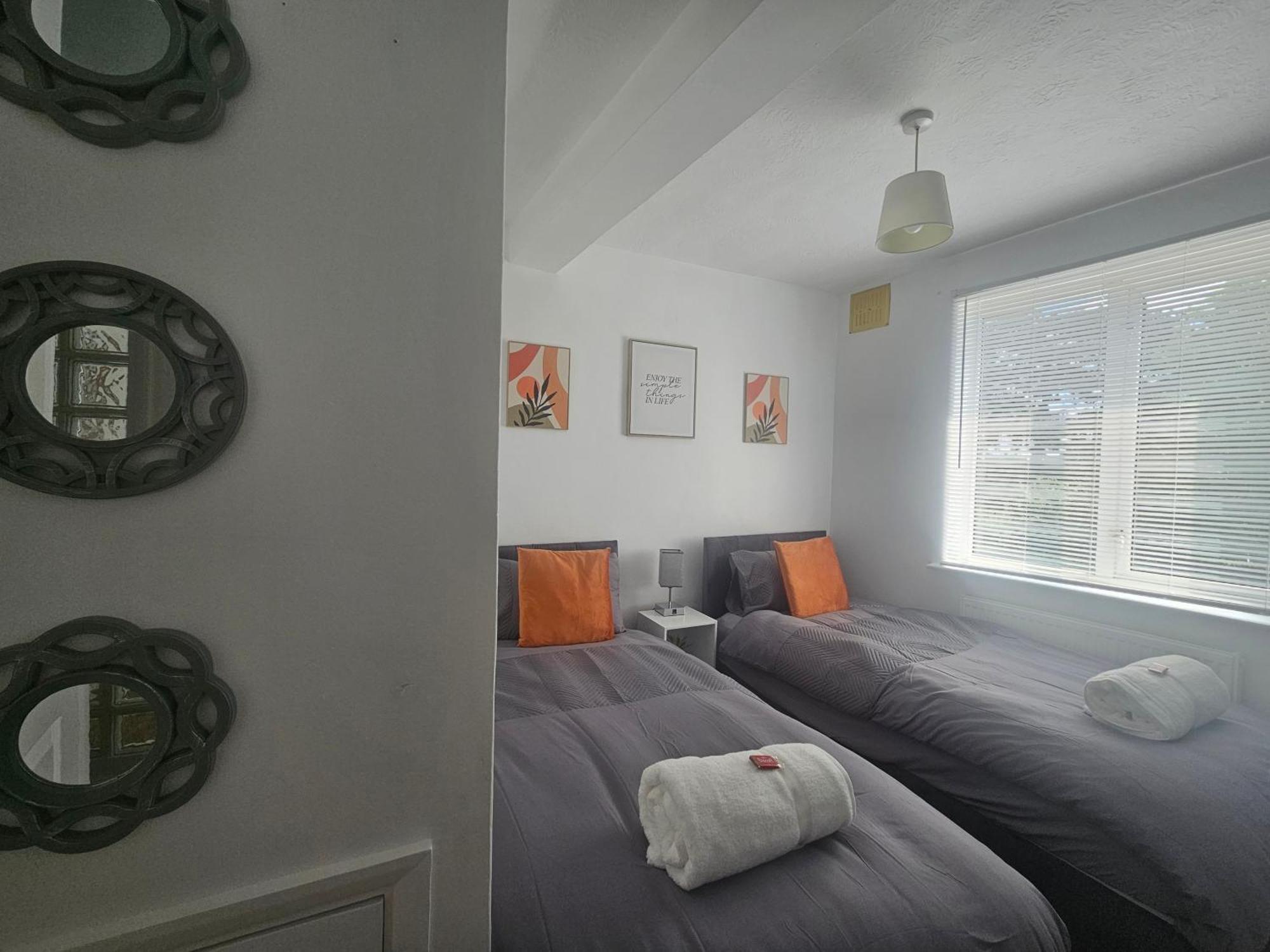 St Albans City Stays - Near Luton Airport - St Albans Abbey & City Train Station - Close To London- Harry Potter World - The Odyssey Cinema - Abbey Cathedral- Contractors I Business I Leisure- Sleeps Upto 6 People Exterior foto
